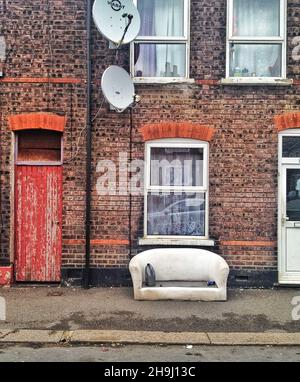 Ein verlassenes Sofa auf einer Straße in Luton (Teil einer Serie von Bildern, die vom Gewinner der Kategorie Mobile des Terry O'Neill Awards, Richard Gray, auf dem iPhone aufgenommen und verarbeitet wurden) Stockfoto