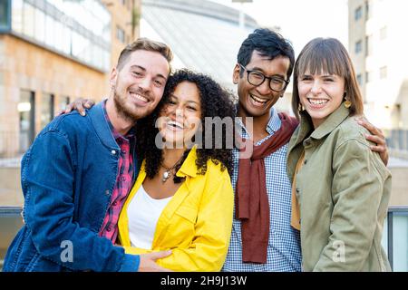 Fröhlich lächelnd glücklich beste Freunde, die tolle Zeit, glückliche Gruppe von jungen Menschen. Freizeitbeschäftigung und Freundschaftskonzept, ein paar Erwachsene Studenten Stockfoto