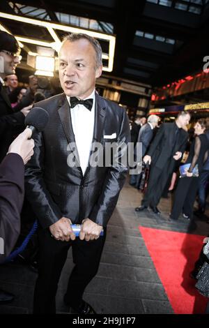 Graham Norton auf dem roten Teppich bei der Eröffnungsnacht von Dirty Rotten Scoundrels im Savoy Theatre in London Stockfoto