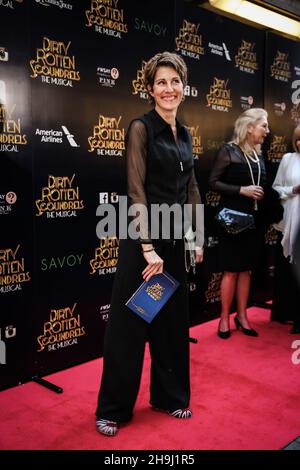 Tamsin Grieg auf dem roten Teppich bei der Eröffnungsnacht von Dirty Rotten Scoundrels im Savoy Theatre in London Stockfoto