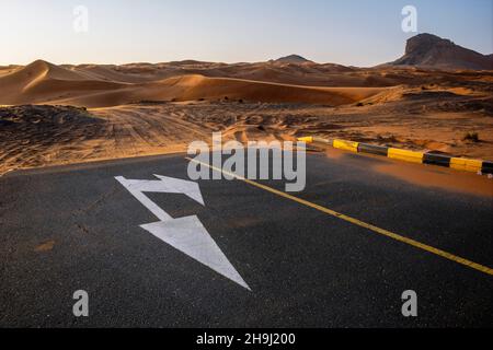 Das Ende der Asphaltstraße bei Mleiha mit Blick auf Fossil Rock, Sharjah, VAE Stockfoto