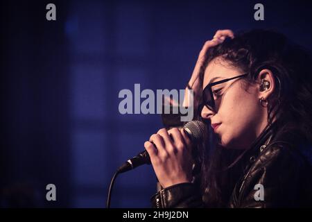 Charli XCX (aka Charlotte Emma Aitchison) mit ihrer Band, die live auf der Bühne des Great Escape 2014 in Brighton, Großbritannien, auftrat Stockfoto