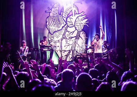 EXKLUSIV: Michael Franti und seine Band Spearhead treten live auf der Bühne der Islington Assembly Hall in London auf Stockfoto