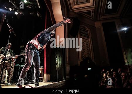 EXKLUSIV: Michael Franti und seine Band Spearhead treten live auf der Bühne der Islington Assembly Hall in London auf Stockfoto