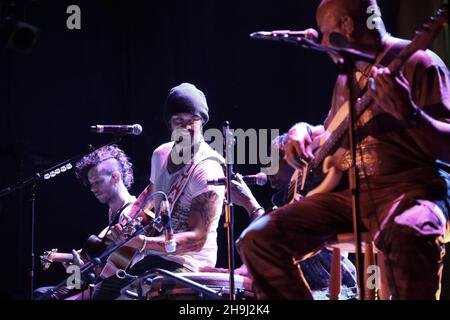 EXKLUSIV: Michael Franti und seine Band Spearhead treten live auf der Bühne der Islington Assembly Hall in London auf Stockfoto