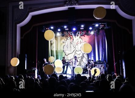 EXKLUSIV: Michael Franti und seine Band Spearhead treten live auf der Bühne der Islington Assembly Hall in London auf Stockfoto