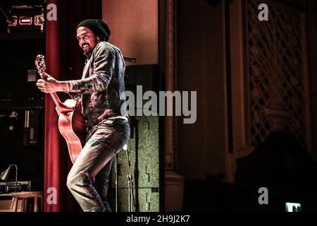 EXKLUSIV: Michael Franti und seine Band Spearhead treten live auf der Bühne der Islington Assembly Hall in London auf Stockfoto