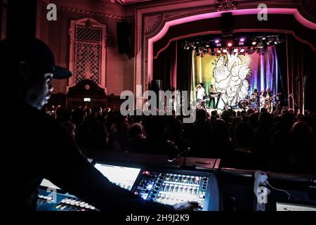 EXKLUSIV: Michael Franti und seine Band Spearhead treten live auf der Bühne der Islington Assembly Hall in London auf Stockfoto