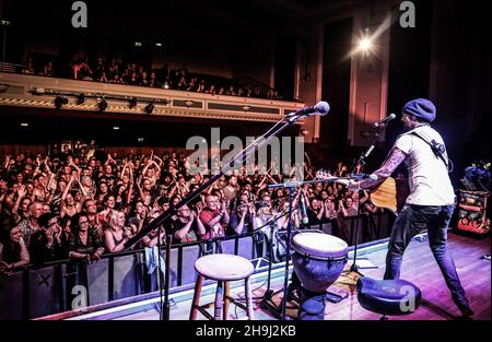 EXKLUSIV: Michael Franti und seine Band Spearhead treten live auf der Bühne der Islington Assembly Hall in London auf Stockfoto