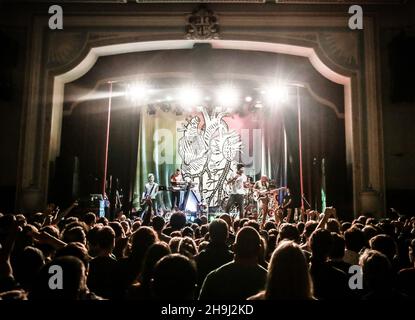 EXKLUSIV: Michael Franti und seine Band Spearhead treten live auf der Bühne der Islington Assembly Hall in London auf Stockfoto