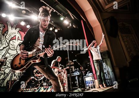 EXKLUSIV: Michael Franti und seine Band Spearhead treten live auf der Bühne der Islington Assembly Hall in London auf Stockfoto