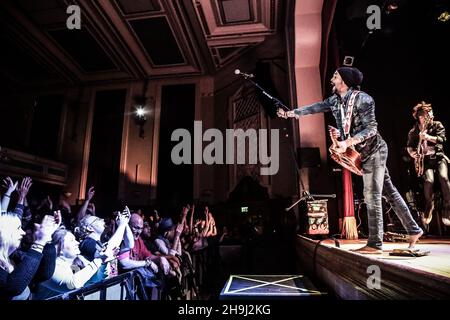 EXKLUSIV: Michael Franti und seine Band Spearhead treten live auf der Bühne der Islington Assembly Hall in London auf Stockfoto