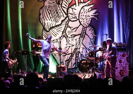 EXKLUSIV: Michael Franti und seine Band Spearhead treten live auf der Bühne der Islington Assembly Hall in London auf Stockfoto