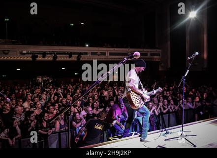 EXKLUSIV: Michael Franti und seine Band Spearhead treten live auf der Bühne der Islington Assembly Hall in London auf Stockfoto