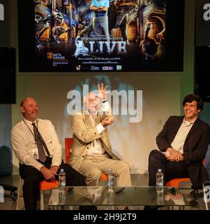 Sir David Attenborough, Anthony Geffen (CEO von Atlantic Productions, rechts) und Julian Hune (Paläontologe, links) bei der Vorstellung der DVD des BAFTA-Preisträgers Alive im Natural History Museum in London Stockfoto