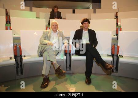 Anthony Geffen, CEO von Atlantic Productions mit Sir David Attenborough bei der Vorstellung der DVD des BAFTA-Preises Alive im Natural History Museum in London Stockfoto