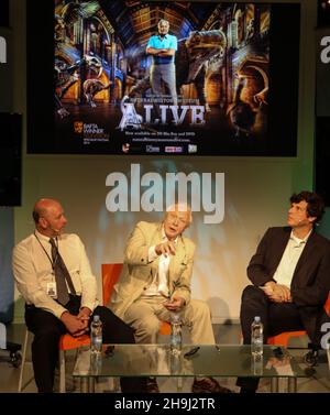 Sir David Attenborough, Anthony Geffen (CEO von Atlantic Productions, rechts) und Julian Hune (Paläontologe, links) bei der Vorstellung der DVD des BAFTA-Preisträgers Alive im Natural History Museum in London Stockfoto