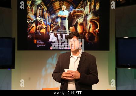 Anthony Geffen, CEO von Atlantic Productions, stellt Sir David Attenborough bei der Vorstellung der DVD des mit dem BAFTA-Award ausgezeichneten Alive im Natural History Museum in London vor Stockfoto