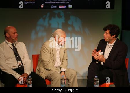 Sir David Attenborough, Anthony Geffen (CEO von Atlantic Productions, rechts) und Julian Hune (Paläontologe, links) bei der Vorstellung der DVD des BAFTA-Preisträgers Alive im Natural History Museum in London Stockfoto