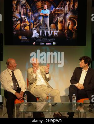 Sir David Attenborough, Anthony Geffen (CEO von Atlantic Productions, rechts) und Julian Hune (Paläontologe, links) bei der Vorstellung der DVD des BAFTA-Preisträgers Alive im Natural History Museum in London Stockfoto