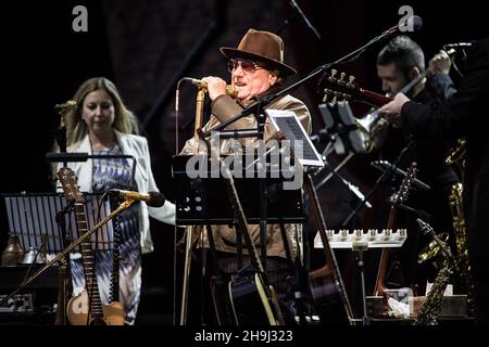 Van Morrison spielt live auf der Bühne beim Hampton Court Palace Festival in London. Stockfoto