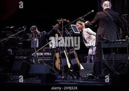 Van Morrison spielt live auf der Bühne beim Hampton Court Palace Festival in London. Stockfoto
