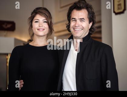 Gemma Arterton und Rupert Goold nahmen an einer Fotoanfertigung zur Vorstellung von Made in Dagenham The Musical im Playhouse Theatre in London Teil. Stockfoto