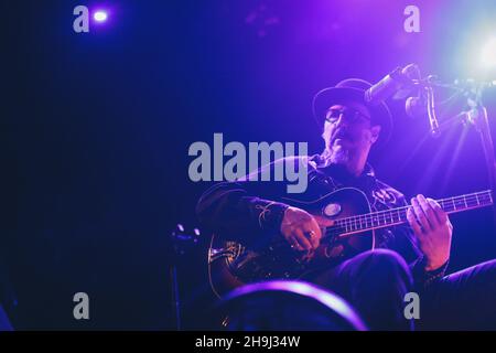 Bassvirtuose Les Claypool mit seinem Duo de Twang live auf der Bühne in der Islington Assembly Hall in London Stockfoto