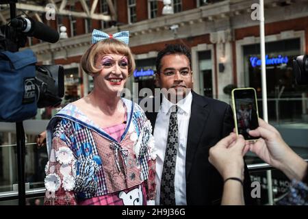 Grayson Perry und Krishnan Guru-Murthy (von Channel 4 News) posieren für Fotos beim Start der landesweiten Ausstellung 'Art Everywhere' in Waterloo Station, London. Stockfoto