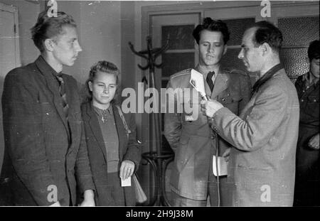 Warszawa, 1948-08. Miêdzynarodowa Conferencja M³odzie¿y Pracuj¹cej, 8-14 sierpnia. NZ. Delegaci ze Œwiatowej Federacji M³odzie¿y Demokratycznej (World Federation of Democratic Youth) udzielaj¹ wywiadu. ka PAP Dok³adny dzieñ wydarzenia nieustalony. Warschau, 1948. August. Die Internationale Konferenz der arbeitenden Jugend, 8.-14. August. Delegierte der Weltföderation der Demokratischen Jugend geben ein Interview. ka PAP Stockfoto