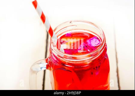 frische Früchte Punsch erfrischendes Sommergetränk über weiße rustikalen Holztisch Stockfoto