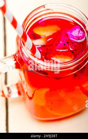 frische Früchte Punsch erfrischendes Sommergetränk über weiße rustikalen Holztisch Stockfoto