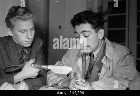 Warszawa, 1948-08. Miêdzynarodowa Conferencja M³odzie¿y Pracuj¹cej, 8-14 sierpnia. NZ. Delegat ze Œwiatowej Federacji M³odzie¿y Demokratycznej (World Federation of Democratic Youth) udziela wywiadu. ka PAP Dok³adny dzieñ wydarzenia nieustalony. Warschau, 1948. August. Die Internationale Konferenz der arbeitenden Jugend, 8.-14. August. Ein Delegierter der Weltföderation der Demokratischen Jugend gibt ein Interview. ka PAP Stockfoto