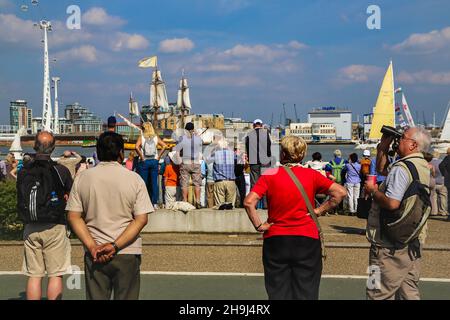 Die Parade von Sail auf der Themse, das Finale des Tall Ships Festivals in London. Die Parade begann in Greenwich und ging bis zur Thames-Barriere. Stockfoto