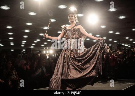 Die Modenschau mit Kleidungsstücken, die Schokolade zeigen oder thematisch mit Schokolade umgehen, auf der Chocolate Show im Olympia West in London Stockfoto