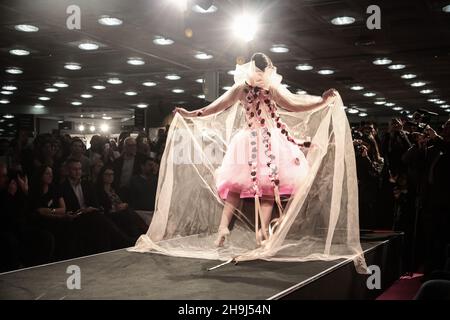 Die Modenschau mit Kleidungsstücken, die Schokolade zeigen oder thematisch mit Schokolade umgehen, auf der Chocolate Show im Olympia West in London Stockfoto