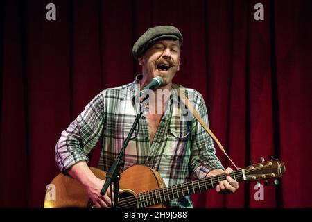 EXKLUSIV - der nordirische Singer Songwriter Foy Vance live auf der Bühne in der Bush Hall in London. Stockfoto