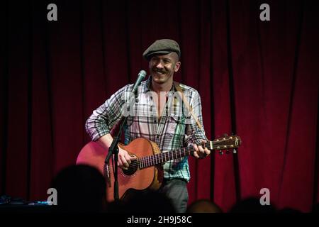 EXKLUSIV - der nordirische Singer Songwriter Foy Vance live auf der Bühne in der Bush Hall in London. Stockfoto