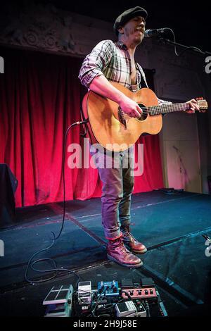 EXKLUSIV - der nordirische Singer Songwriter Foy Vance live auf der Bühne in der Bush Hall in London. Stockfoto