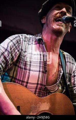 EXKLUSIV - der nordirische Singer Songwriter Foy Vance live auf der Bühne in der Bush Hall in London. Stockfoto