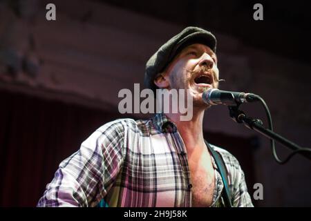 EXKLUSIV - der nordirische Singer Songwriter Foy Vance live auf der Bühne in der Bush Hall in London. Stockfoto