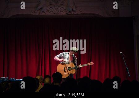 EXKLUSIV - der nordirische Singer Songwriter Foy Vance live auf der Bühne in der Bush Hall in London. Stockfoto