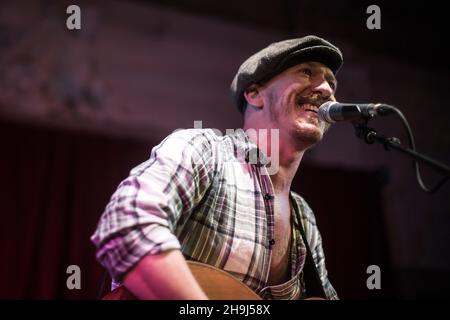 EXKLUSIV - der nordirische Singer Songwriter Foy Vance live auf der Bühne in der Bush Hall in London. Stockfoto