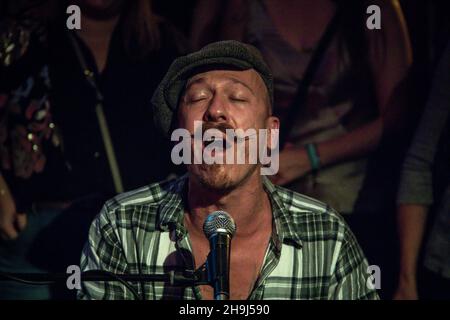 EXKLUSIV - der nordirische Singer Songwriter Foy Vance live auf der Bühne in der Bush Hall in London. Stockfoto