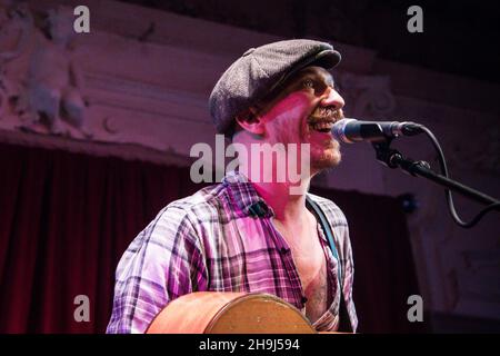 EXKLUSIV - der nordirische Singer Songwriter Foy Vance live auf der Bühne in der Bush Hall in London. Stockfoto