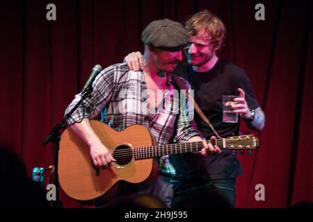 EXKLUSIV - der nordirische Singer Songwriter Foy Vance live auf der Bühne in der Bush Hall in London. Stockfoto