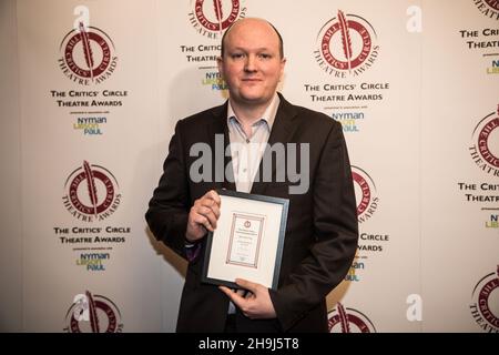 Mike Bartlett, nachdem er bei den Critics' Circle Theatre Awards 2014 im Prince of Wales Theatre, London, seine Auszeichnung für das beste neue Theaterstück für König Charles III erhalten hatte Stockfoto