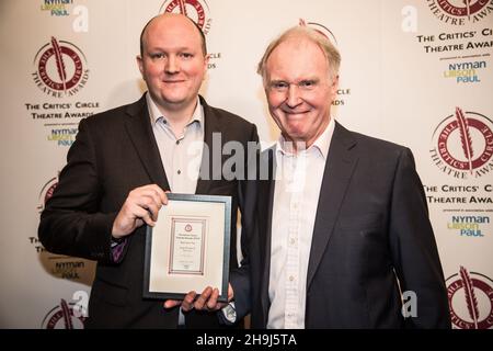 Mike Bartlett (links) und Tim Pigott-Smith, nachdem sie den Preis für das beste neue Theaterstück für König Charles III bei den Critics' Circle Theatre Awards 2014 im Prince of Wales Theatre, London, erhalten hatten Stockfoto