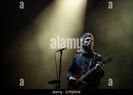 Noel Gallagher und The Highflying Birds leben auf der Bühne der O2 Arena in London. Stockfoto