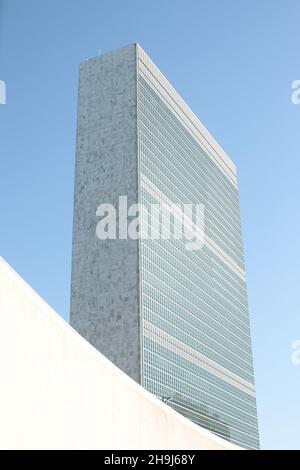 Blick auf das Gebäude des Hauptquartiers der Vereinten Nationen in New York City Stockfoto